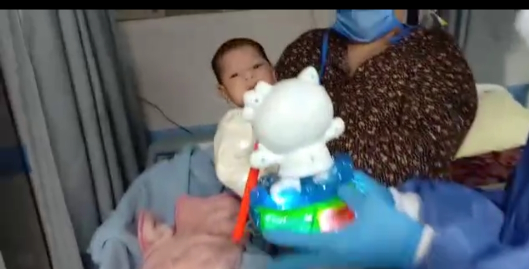 ممرضشات مستشفى قها يدعبون الاطفال المصابون بكورونا ويقدمون الهدايا لهم (6)