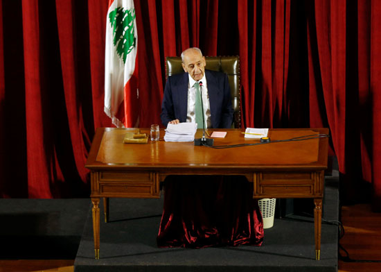 رئيس-مجلس-النواب-اللبناني-نبيه-بري-يحضر-جلسة-في-قاعة-مسرح-بمبنى-قصر-اليونسكو-في-بيروت