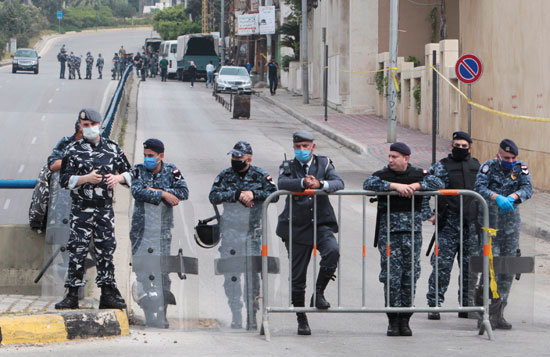 الشرطة اللبنانية ترتدى أقنعة الوجه