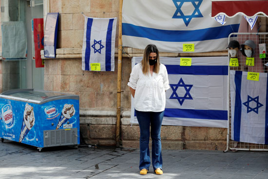 سيدة إسرائيلية تشارك فى تكريم ضحايا الهولوكوست