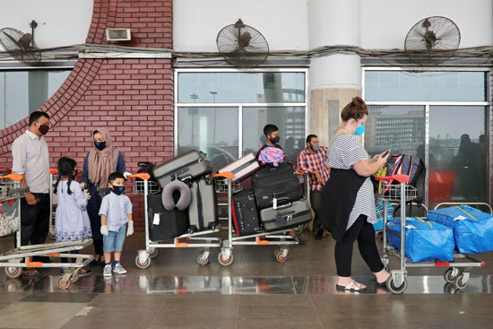 بريطانيون وأمريكيون يغادرون مطار بنجلاديش
