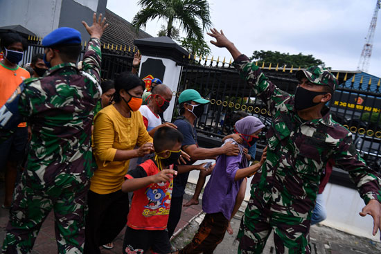 قوات الأمن فى إندونيسيا تنظم المواطنين