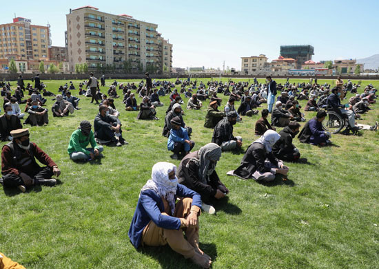أعداد كبيرة من الأفغان ينتظرون الحصول على قمح مجانى