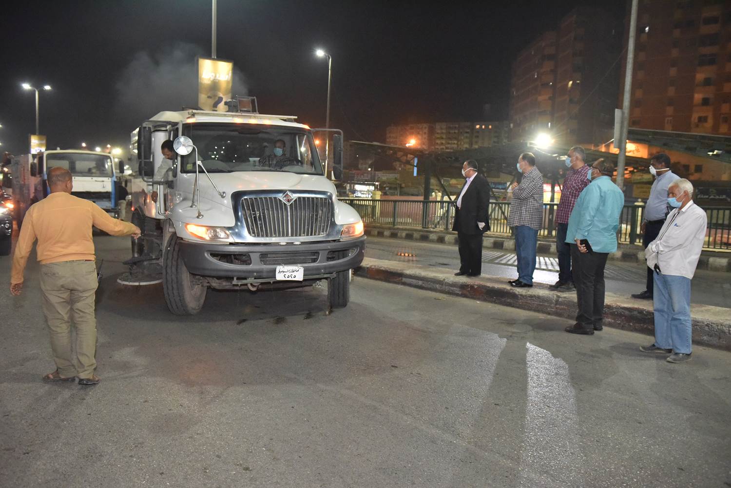 محافظ أسيوط يترأس حملة لرش وتطهير شوارع وميادين شرق وغرب (4)