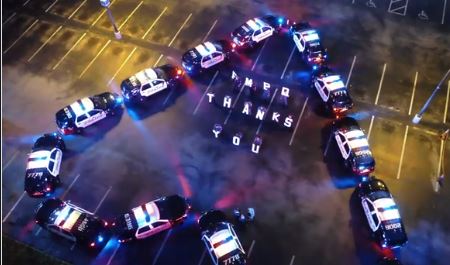 سيارات شرطة أمريكية تصطف على هيئة قلب أمام مستشفى (1)