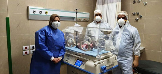 فريق-مستشفى-إسنا-للعزل-خلال-وضع-الطفلة-بالحضانة