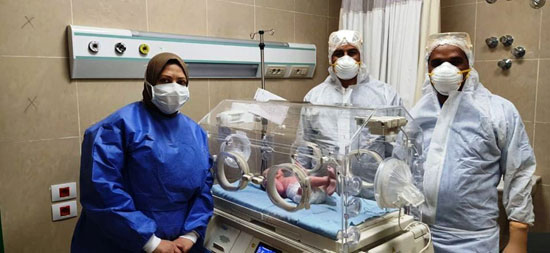 الفريق-الطبى-يرعى-الطفلة-بعد-ولادتها-بمستشفى-العزل