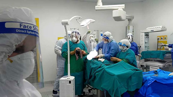 الفريق-الطبى-بالمستشفى-خلال-عملية-الولادة