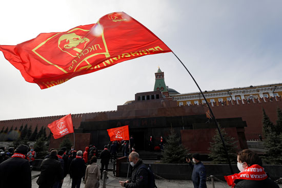 أعلام الحزب الشيوعى الروسى تتصدر المشهد فى موسكو