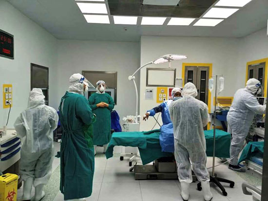 جانب-من-عملية-الولادة-داخل-مستشفى-العزل-الصحى-بإسنا