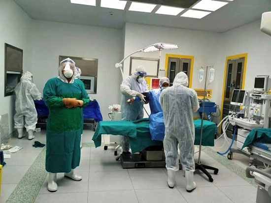 فريق-التوليد-بالمستشفى-خلال-إجراء-العملية