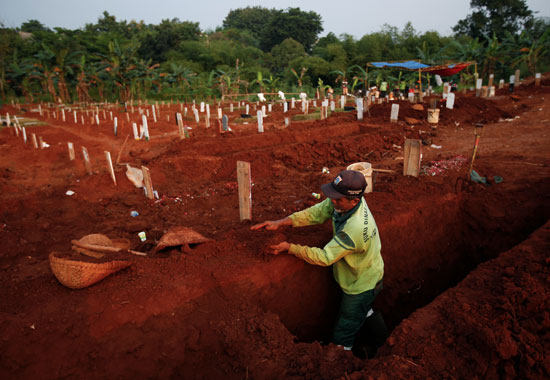حفر أحد المقابر فى إندونيسيا
