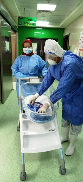 فريق-المستشفى-خلال-الاعتناء-بالمولودة-الأولى-بمستشفى-العزل