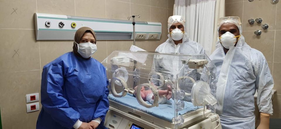 الفريق الطبى يرعى الطفلة بعد ولادتها بمستشفى العزل