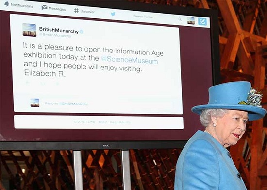 أرسلت الملكة أول تغريدة لها في عام 2014