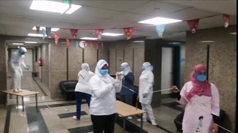العاملون بمستشفى قها للحجر الصحى يعلقون زينة رمضان  (4)