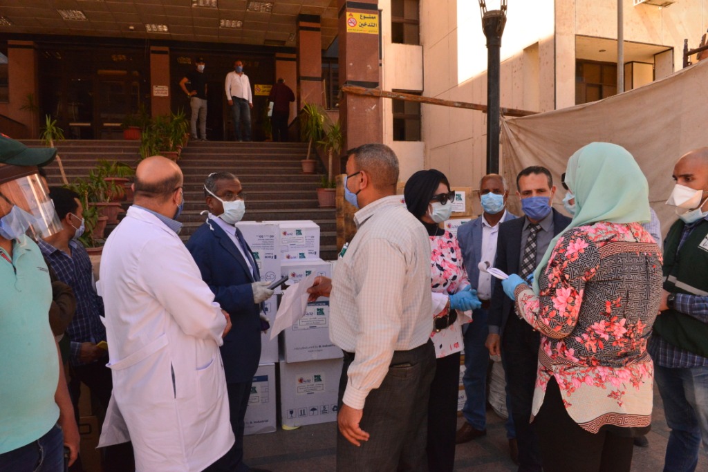 جامعة أسيوط تتسلم أجهزة تنفس صناعي وأدوات وقائية تبرعاً لمستشفى الراجحى مقدم من مؤسسة مصر الخير بالتعاون مع أيديتا للتنمية الاجتماعية (5)