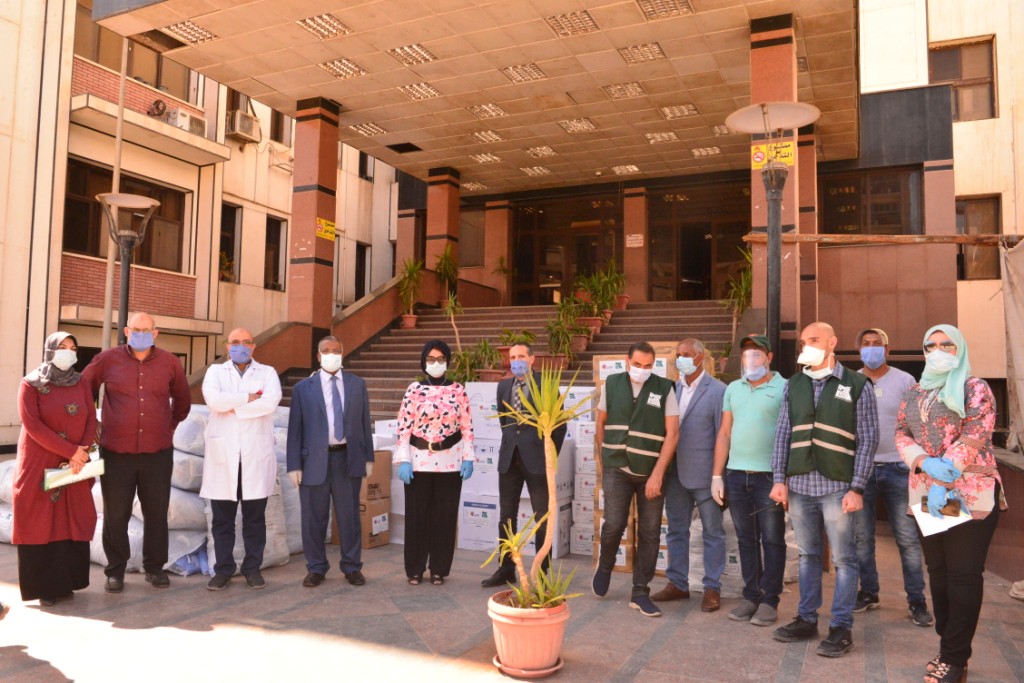 جامعة أسيوط تتسلم أجهزة تنفس صناعي وأدوات وقائية تبرعاً لمستشفى الراجحى مقدم من مؤسسة مصر الخير بالتعاون مع أيديتا للتنمية الاجتماعية (10)