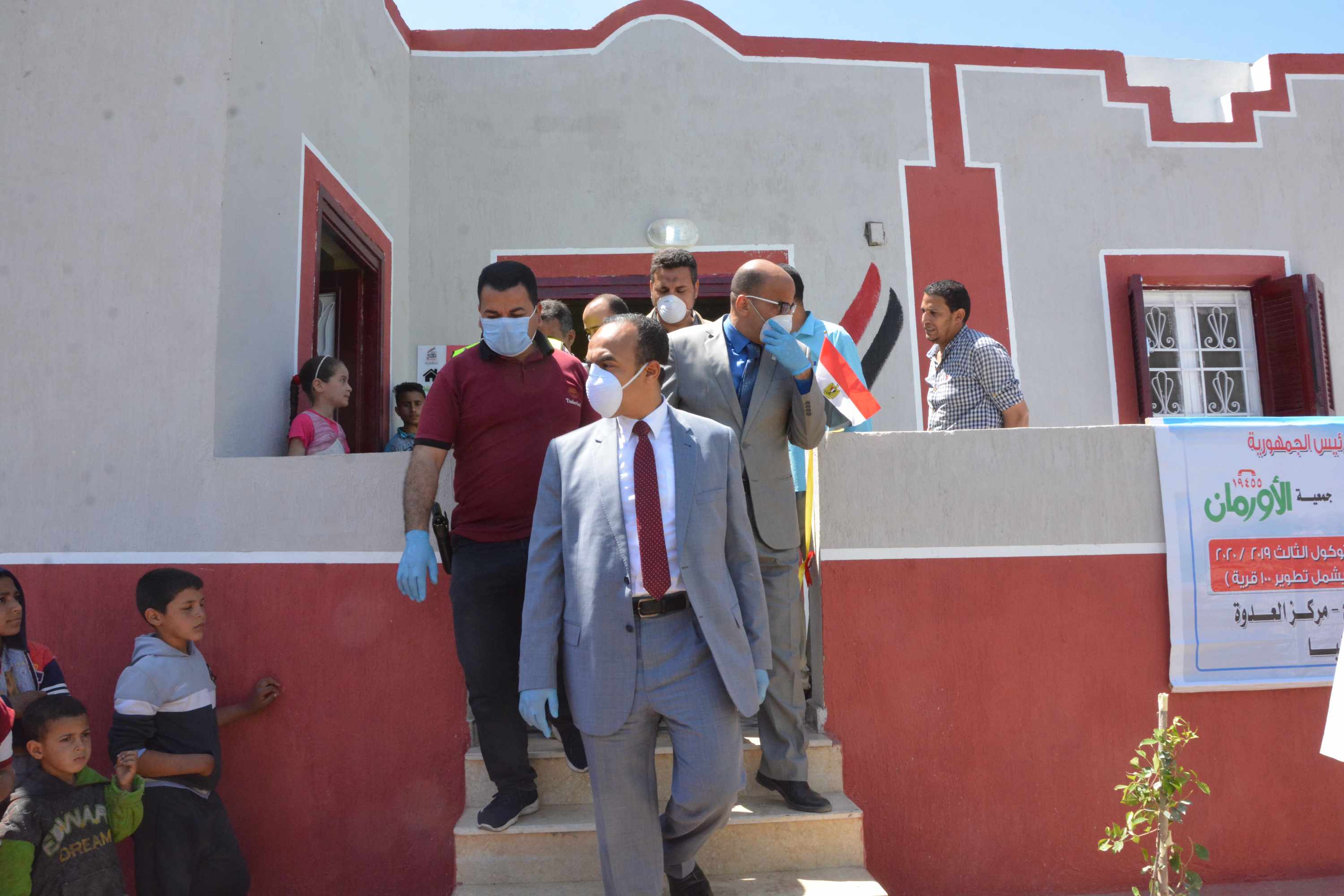 نائب محافظ المنيا يسلم 180 منزلا بعد إعادة تأهيلها بقرى العدوة (5)