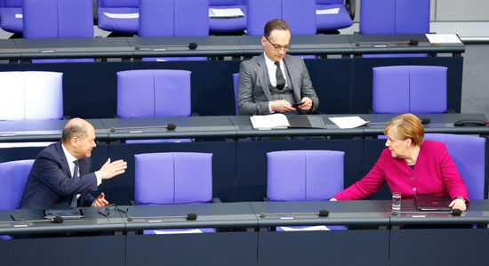 المستشارة الألمانية أنجيلا ميركل ووزير المالية أولاف شولز يحضران جلسة في مجلس النواب في البرلمان ، البوندستاج