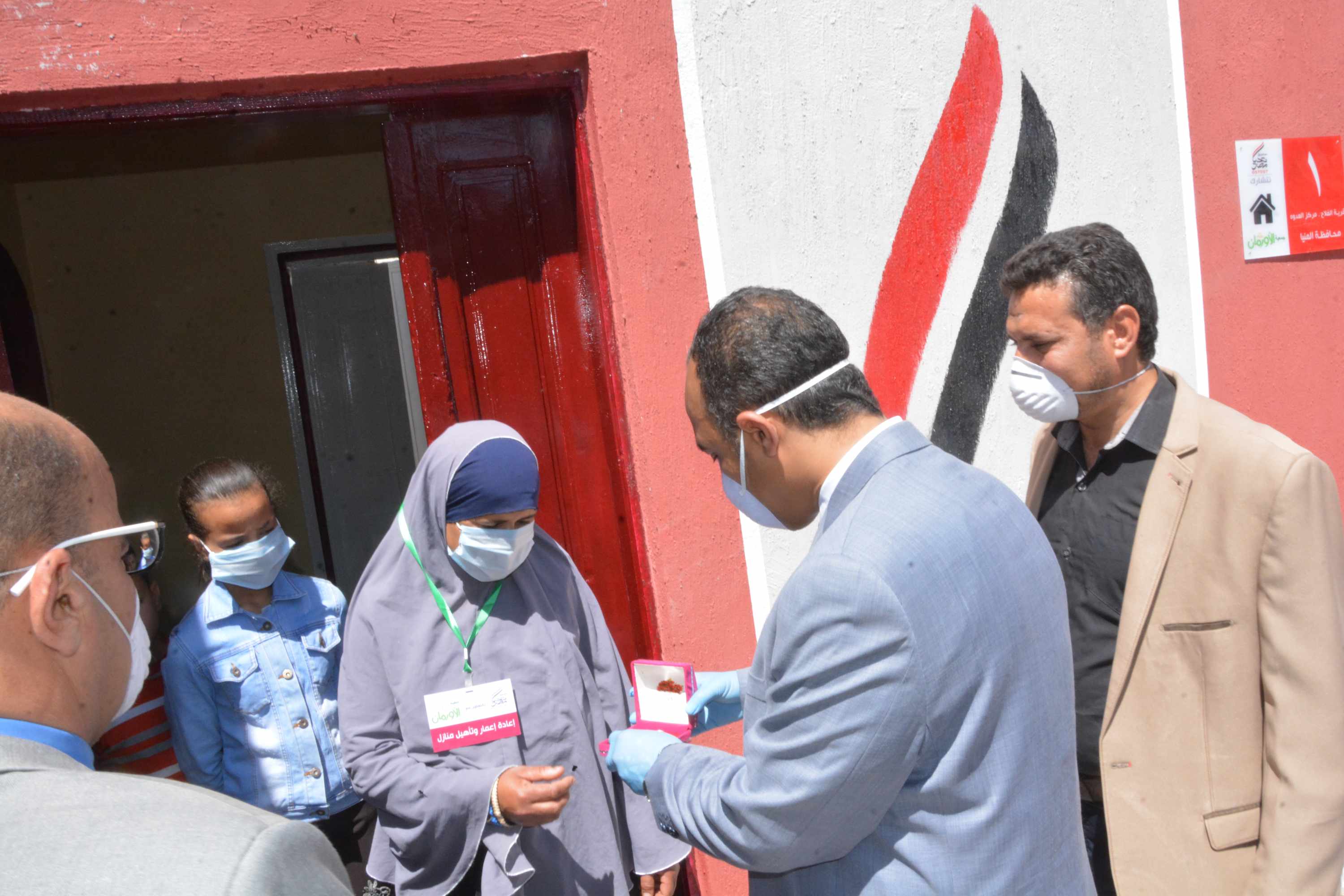 نائب محافظ المنيا يسلم 180 منزلا بعد إعادة تأهيلها بقرى العدوة (9)