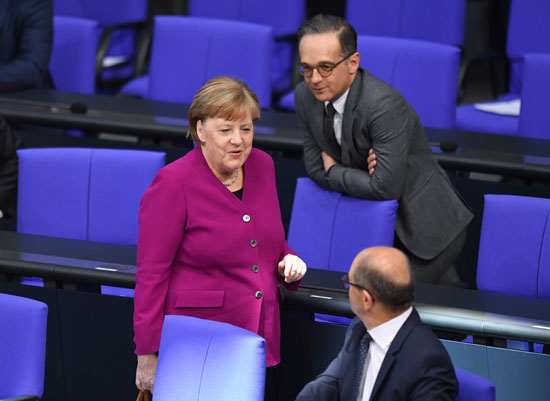 المستشارة الألمانية أنجيلا ميركل ووزير المالية أولاف شولز يحضران جلسة في مجلس النواب في البوندستاج