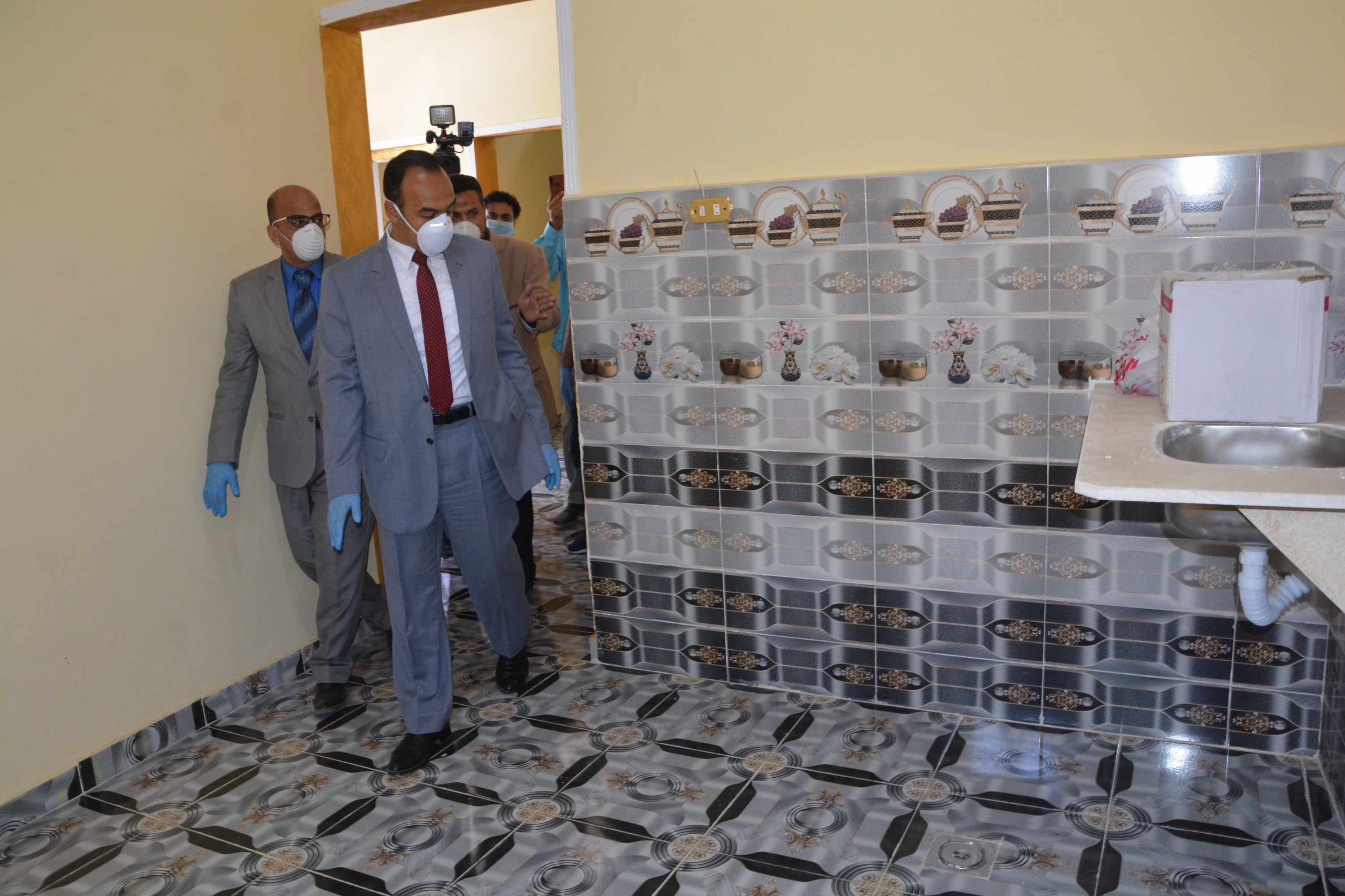 نائب محافظ المنيا يسلم 180 منزلا بعد إعادة تأهيلها بقرى العدوة (2)