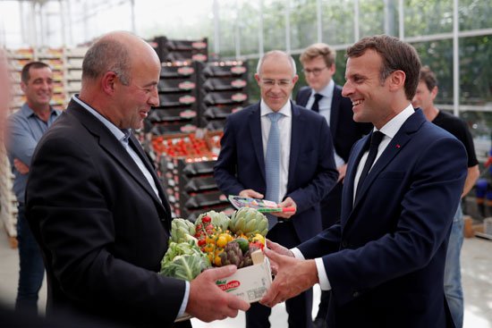 الرئيس الفرنسى يتلقى هدية من المزارعين