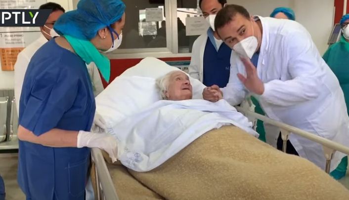 العجوز الايطالية تخرج من المستشفى