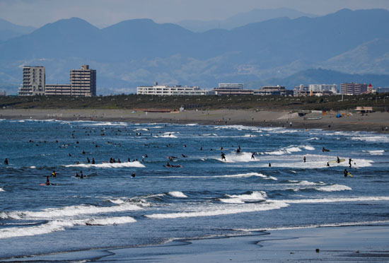 زحام فى شواطىء اليابان رغم تحذيرات كورونا