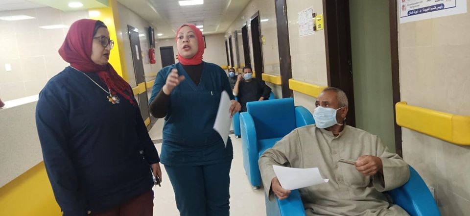 1 مديرة مستشفى إسنا للعزل تودع المتعافين الـ13 لحظة خروجهم