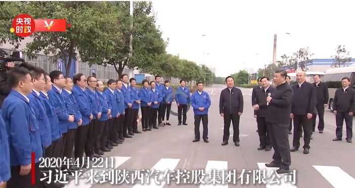 الرئيس الصيني يتحدث مع عمال مصنع السيارات