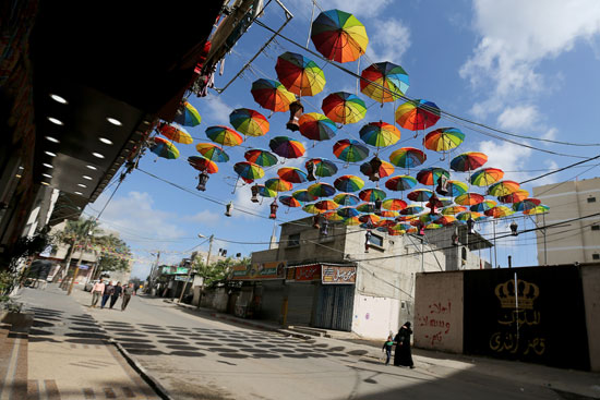 الفلسطينيون يمشون في المتاجر المزينة قبل شهر الصوم المقدس