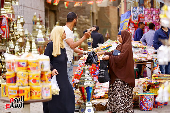 فوانيس رمضان تزين شوارع السيدة زين (24)