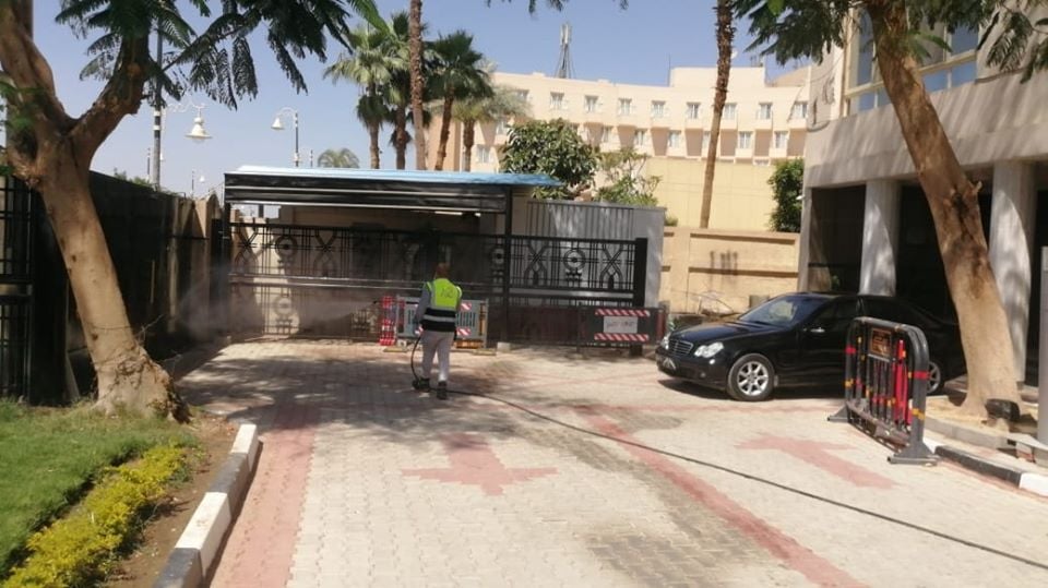 رجال التعقيم يطهرون مداخل ومخارج ومكاتب ديوان محافظة الأقصر
