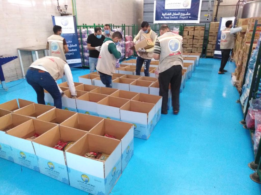 رابطة العالم الإسلامى توزع 4700 سلة غذائية لإغاثة متضررى كورونا بمصر (2)