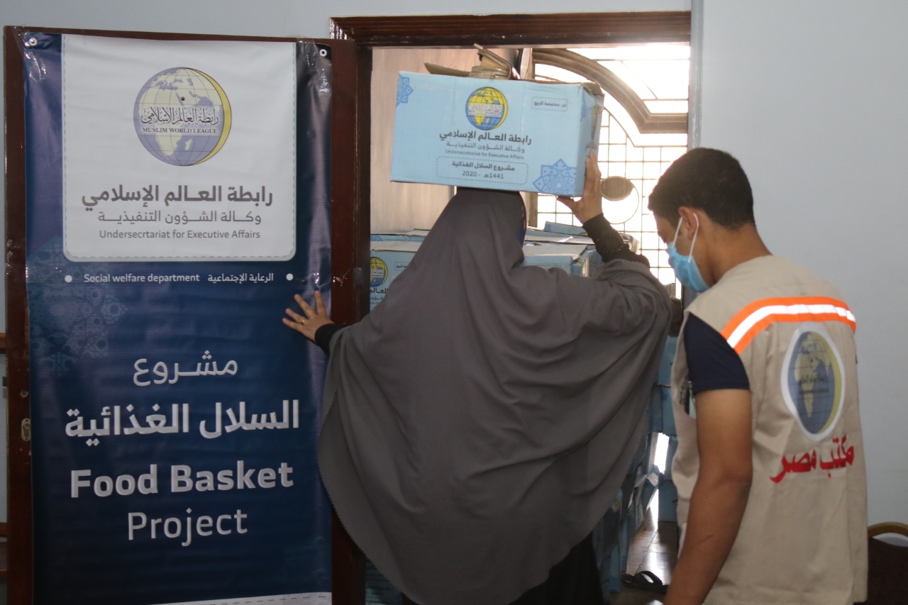 رابطة العالم الإسلامى توزع 4700 سلة غذائية لإغاثة متضررى كورونا بمصر (3)