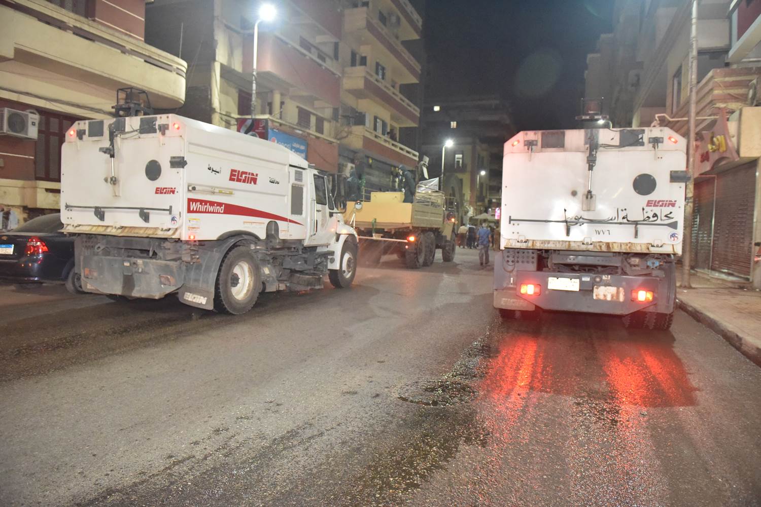 محافظ أسيوط يقود حملة ليلية لنظافة وتعقيم الشوارع ضمن مبادرة حلوة يا بلدي (9)