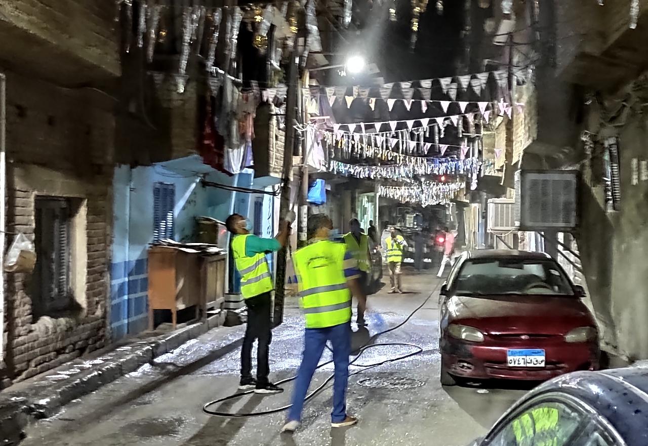 أعمال تطهير منطقة المدينة المنورة بالأقصر ليلة رمضان