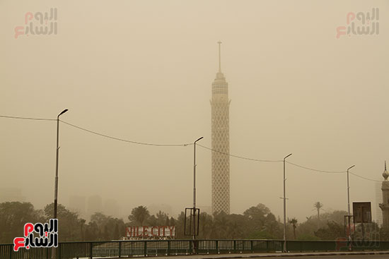 العاصفة الترابية ورياح مثيرة للرمال تحجب الرؤية بالقاهرة والمحافظات