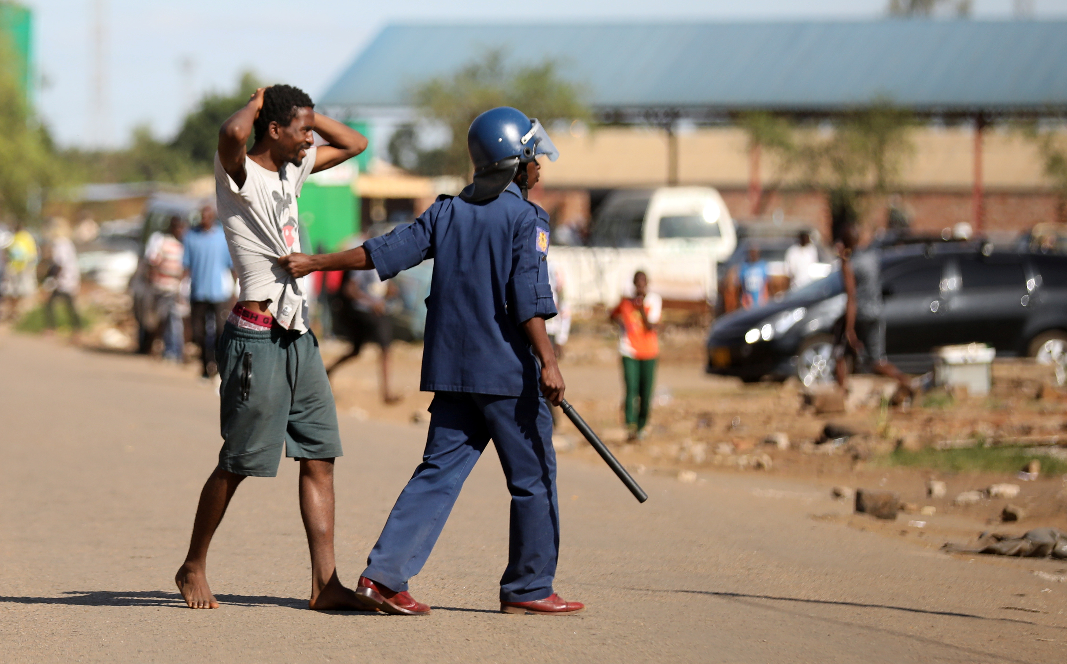 القبض على شخص خالف الحظر فى زيمبابوي