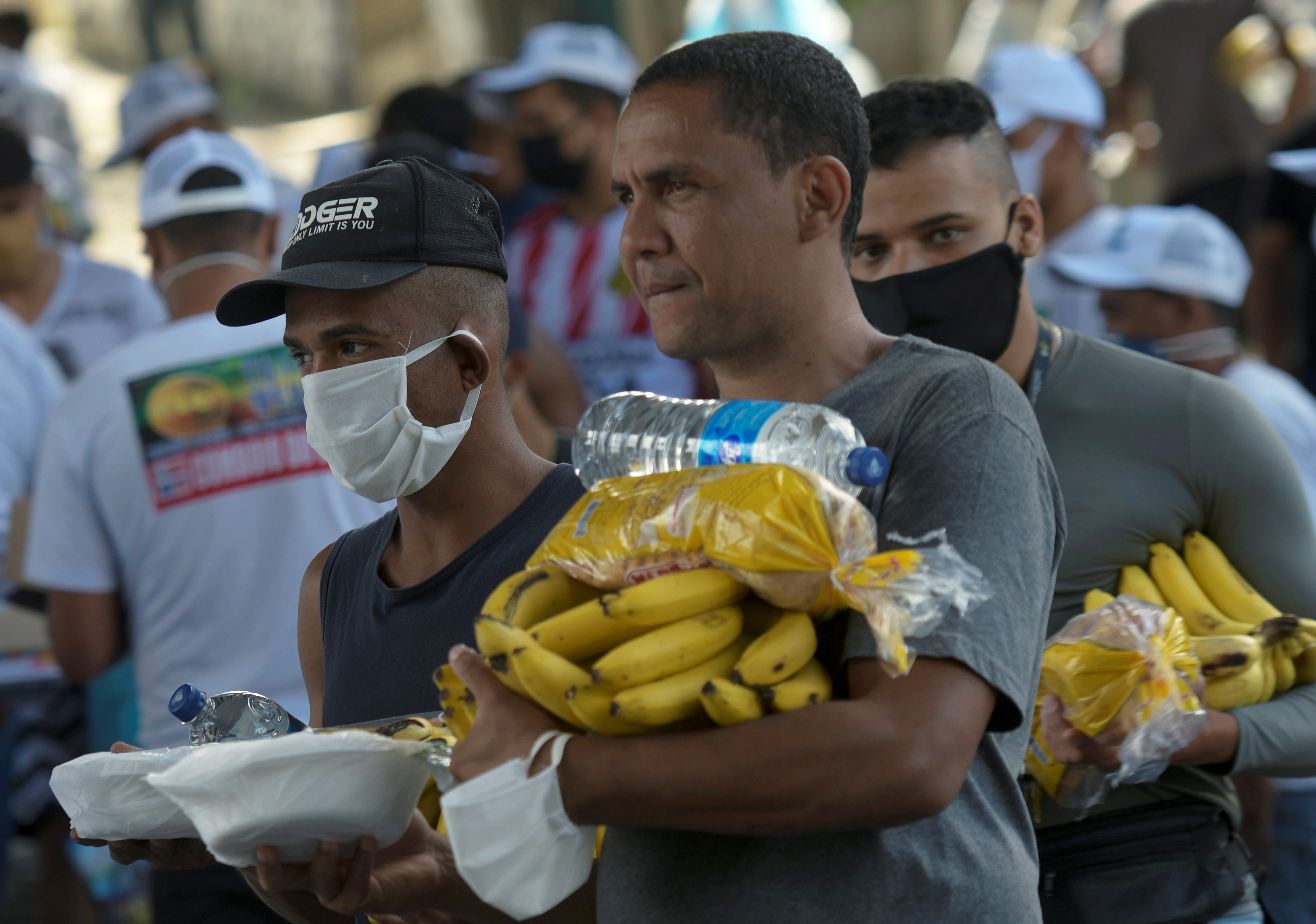 توزيع الطعام على المواطنين فى البرازيل