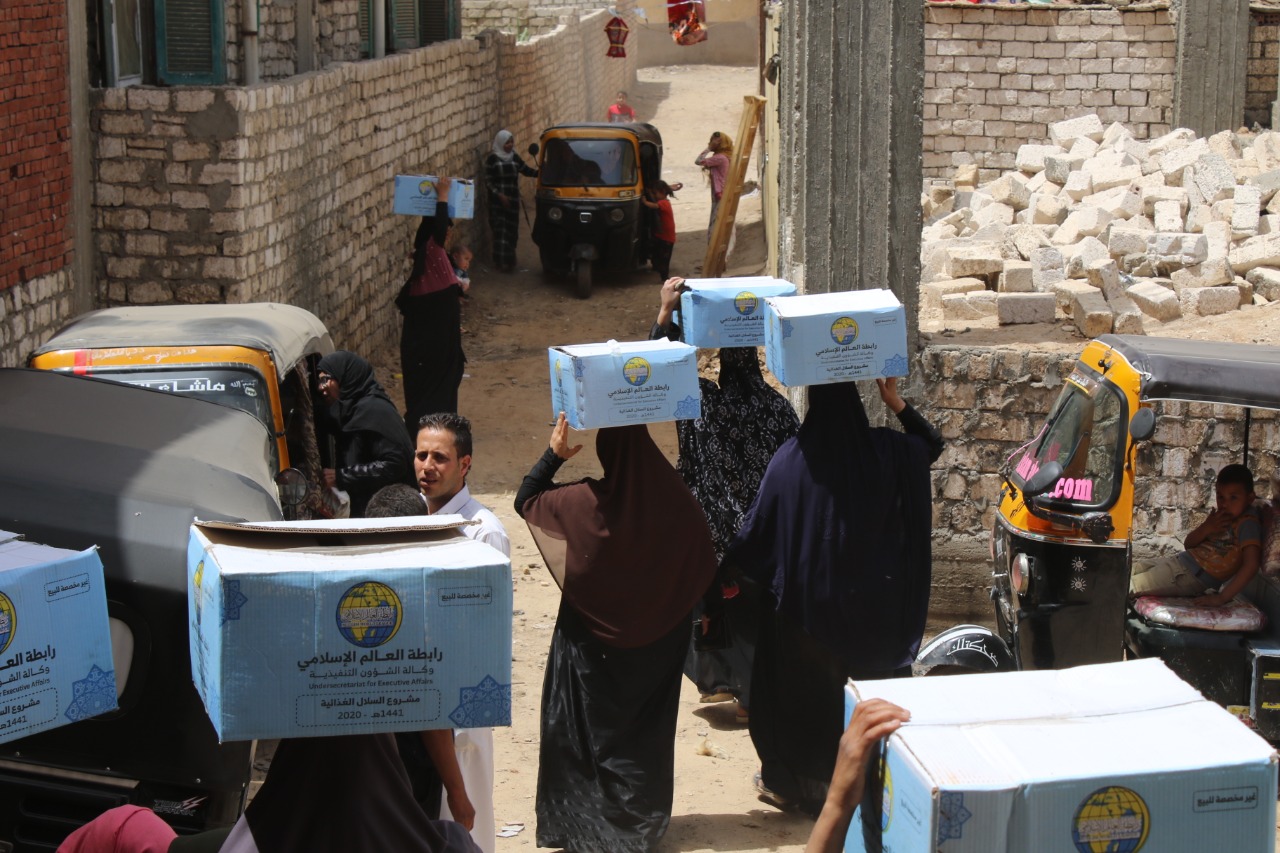 رابطة العالم الإسلامى توزع 4700 سلة غذائية لإغاثة متضررى كورونا بمصر (1)