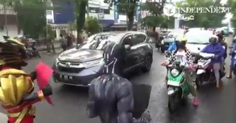 الابطال الخارقين فى شوارع اندونيسيا لتوعية السكان