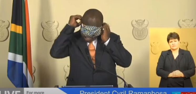 رئيس جنوب افريقيا يحاول ارتداء الكمامة