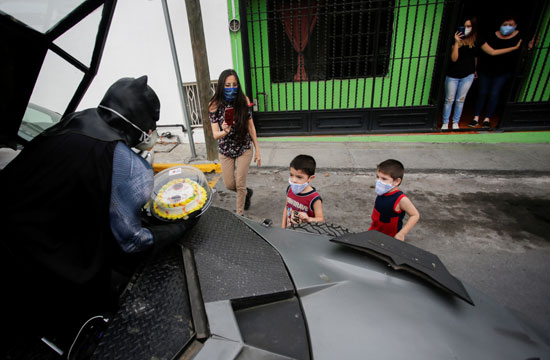 باتمان يقدم التوعية لاطفال المكسيك