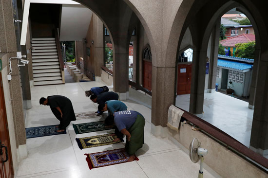 الصلاة خارج مسجد مغلق بتايلاند