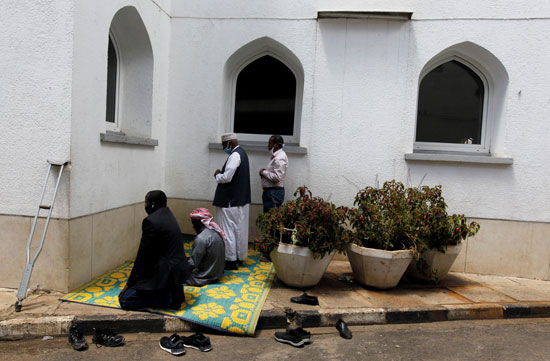 الصلاة أمام مسجد فى نيروبي