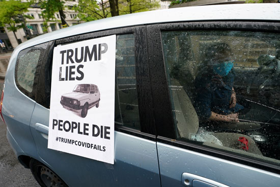 لافتة ترامب يكذب الناس تموت
