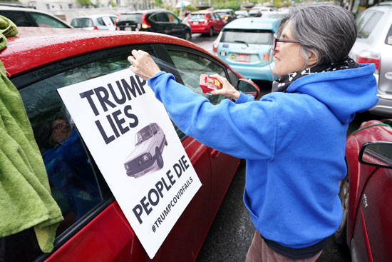 لافتات ترامب يكذب الناس تموت